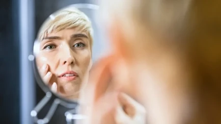 Čuveni pisac je govorio: „Žena počinje da stari onog trenutka kada krene da radi ove 2 stvari“