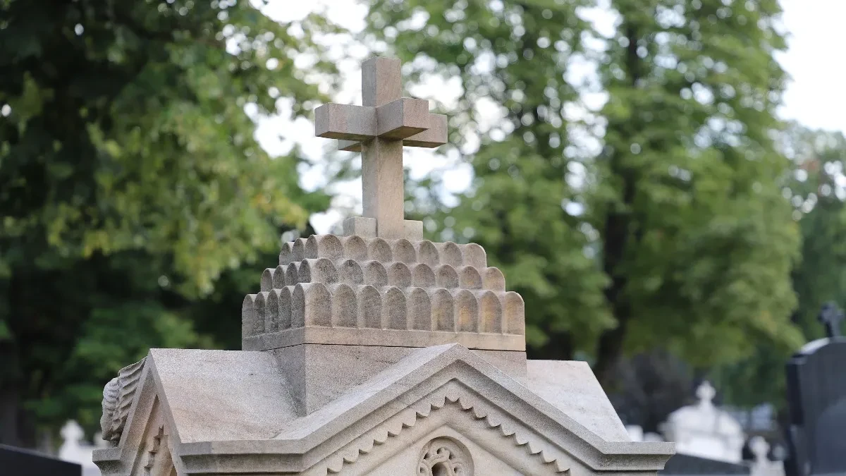 Kada se plaćaju godišnje naknade za zakup, uređenje i održavanje površine groblja