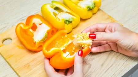 Očistite papriku očas posla! Semenke samo ispadaju, a "meso" ostaje neoštećeno