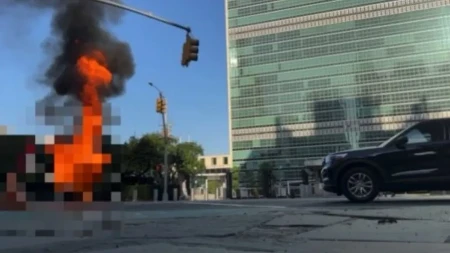 Uznemirujući snimak: Zapalio se demonstrant ispred zgrade Ujedinjenih nacija u Njujorku! 
