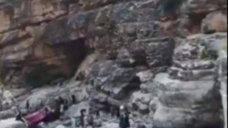 Poginulo najmanje 40 ljudi: Autobus pun putnika survao se u provaliju! (VIDEO)