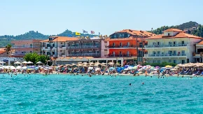 Pefkohori ili Petrovac - gde je skuplje? Zbog ležaljki od 40 evra nastala žestoka rasprava među Srbima