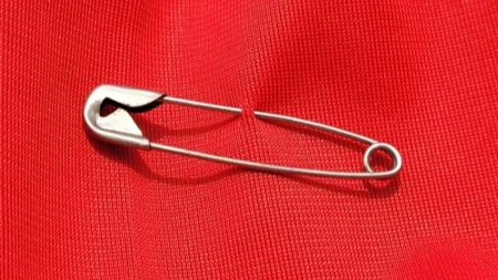 Malo ko zna čemu služi rupica na zihernadli: Nije tu slučajno, ima veoma važnu ulogu