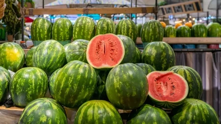 Domaćice oduševljene: Trik za sečenje lubenice koji štedi vreme i živce