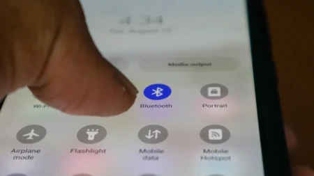 Ako vam je Blutut stalno uključen na telefonu, postajete laka meta: Evo šta sve prevaranti mogu da saznaju o vama