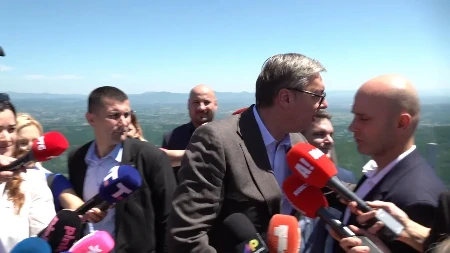 "Drobnjak, plati muziku!" Raspalili kolo na staklenom vidikovcu, Vučić se oduševio: Kakav pogled!