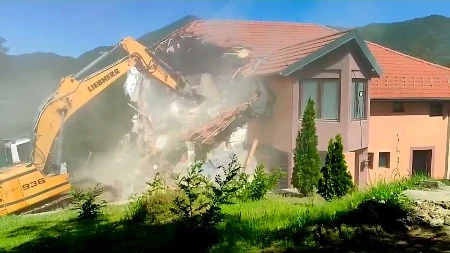 Kurtijevi zlotvori srušili srpski motel na Gazivodama
