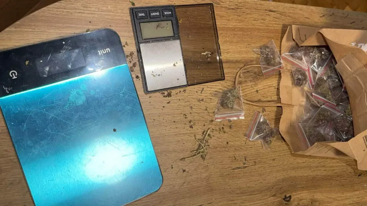 Uhapšen zbog sumnje da je dilovao drogu! U stanu pronađeni amfetamin, marihuana i digitalna vaga