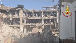 Drama u poznatom letovalištu na Siciliji! Zgrada eksplodirala i sravnila se sa zemljom, traga se za nestalima (VIDEO)