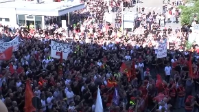 Hiljade radnika Audija izašlo na ulice: Strahuju od zatvaranja fabrika, pod znakom pitanja 100.000 radnih mesta (VIDEO)