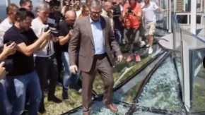 Blokaderi potpuno pukli! Montiraju fotografije da je stakleni vidikovac na Kablaru pukao!