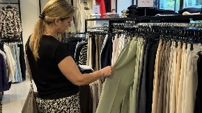 Nema žene u Srbiji koja ovih dana nije tražila ove pantalone! Kriju stomak, sužavaju struk, a ima ih i za 2.000 dinara