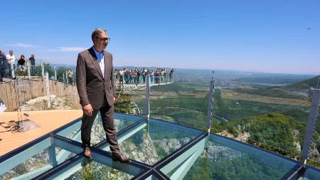 Bez problema izdrži 130 tona! Vučić: "Pa smo i mi sa 117 kg smeli da stanemo na staklo...  Idemo, Drobnjak i ja zagrljeni tamo"