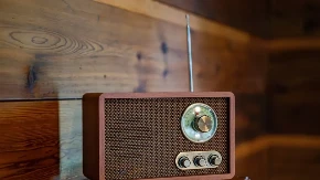 Na buvljaku kupuju ono što drugi bacaju - njihova kolekcija starih radio-aparata danas vredi pravo bogatstvo