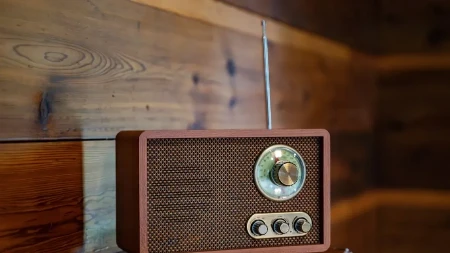 Na buvljaku kupuju ono što drugi bacaju - njihova kolekcija starih radio-aparata danas vredi pravo bogatstvo