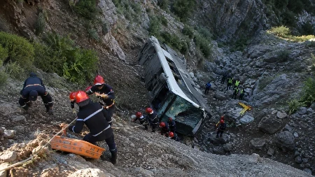 Autobus smrti survao se u ambis! Najmanje 25 ljudi izgubilo život u jezivoj nesreći (FOTO/VIDEO)