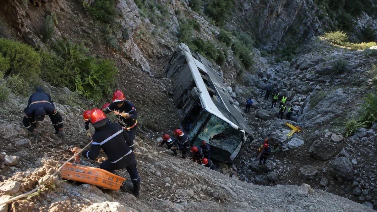 Autobus smrti survao se u ambis! Najmanje 25 ljudi izgubilo život u jezivoj nesreći (FOTO/VIDEO)