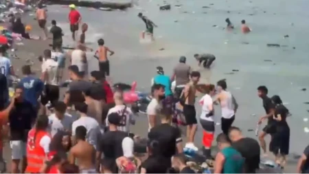 Nećete verovati šta je izvukao iz mora usred migrantskog haosa! Snimak eksplodirao na mrežama (VIDEO)