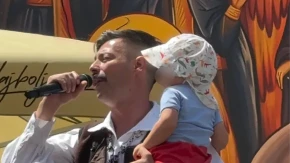 Milan Vasić sa sinom na koncertu u Prizrenu! Naslednika izveo na scenu: "Ovo mu je prvi nastup" (FOTO)