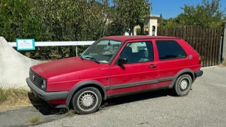 Neverovatan prizor u Sanskom Mostu: Čak 20 ljudi stalo u jednog Golfa 2, svi ostali u čudu (VIDEO)