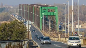 Nesreća na Pančevačkom mostu: Automobil sleteo na šine i završio na krovu
