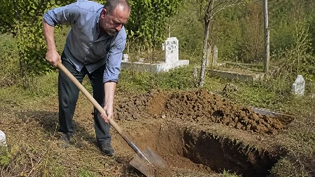 ''Radim polako'' Devet puta je prevario smrt, pa uzeo lopatu u ruke - sada sam sebi kopa grob