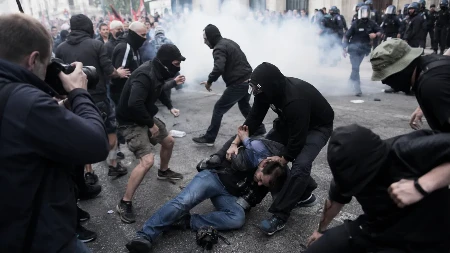 Krvavi protesti u Nemačkoj: Pretučeni novinari, povređeni policajci, haos na ulicama Erfurta