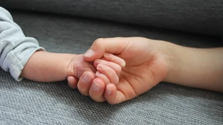 Dečak (7) spasio mlađeg brata: Bebi život visio o koncu, ali je njegova brza reakcija sprečila tragediju