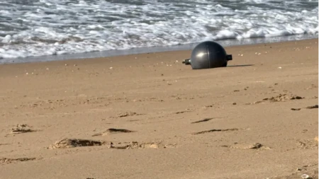 Šta je ovo na plaži u Australiji? Preko noći su se pojavile velike metalne kugle - naučnici su u potpunom šoku