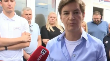 Ana Brnabić u Dobanovcima nakon blokaderskog divljaštva: Uništili prostorije SNS-a