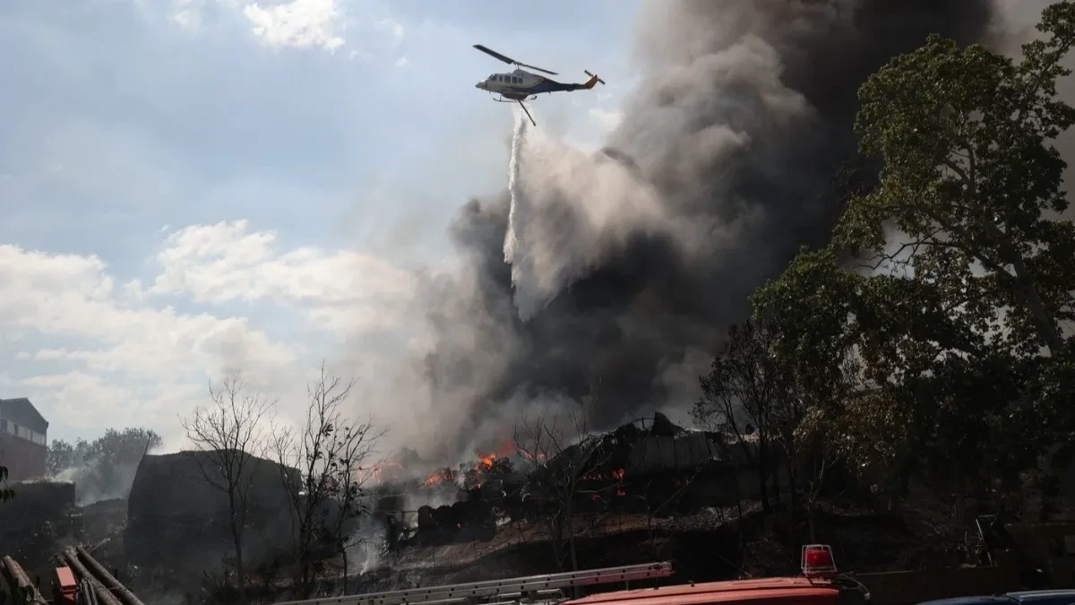 Crni otrovni oblak prekrio Solun: Preti ekološka katastrofa nakon požara, vlasti izdale upozorenje