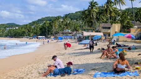 Pogledajte čega su se dosetili: Jedan par smislio kako da sačuva stvari na plaži, sprdnja na mrežama ne prestaje