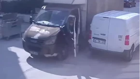 Kamion je u maloj ulici krenuo nizbrdo bez vozača, katastrofa je bila na pomolu: Prolaznik u sekundi shvatio šta se dešava - reakcija je bila munjevita