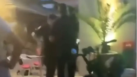 Jezivi urlici ozdvanjaju ulicom: Pojavio se snimak hapšenja rijaliti učesnice, vrišti na sav glas (VIDEO) 