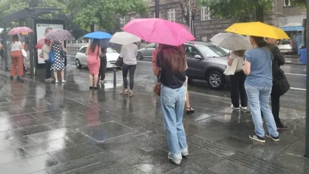 Smračilo se u Beogradu, RHMZ se hitno oglasio! Spremite se za nevreme, ovde već pada kiša!