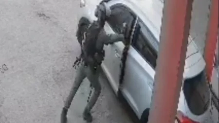Uznemirujuće!  Izraelski policajac baca šok-bombu u auto sa Palestincima pa blokira vrata da vozač ne izađe, a onda puca na putnike!