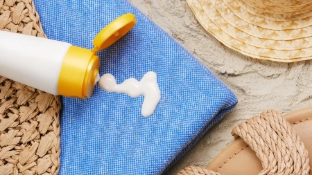 Kako izvući fleke od kreme za sunčanje? Stanite im na put pre nego što unište vaše omiljene stvari