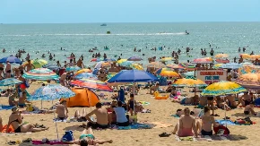 Skandal na plaži u Tivtu! Vlasnik plaže urla na turiste, hteo i da ih bije: Ovo je moje, izlazite napolje!