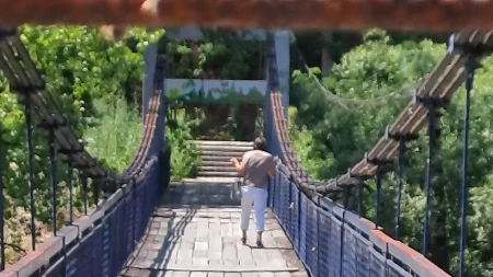 Opasno je i zabranjeno: Viseći most preko Lima u starom Priboju zatvoren do daljeg, građani ga ipak prelaze na sopstveni rizik