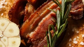 Mislite da znate da pržite slaninu? Evo šta kuvari dodaju u restoranima da bude savršeno hrskava