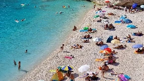 Panika, pa oduševljenje na plaži u Grčkoj: Došla je sa pučine, pa zaplivala tik uz kupače 