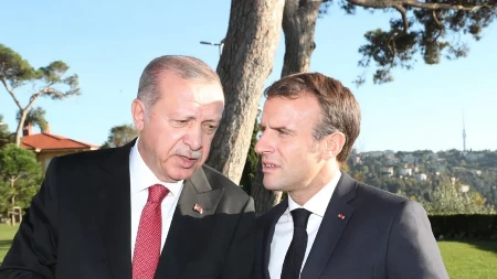 Makron krenuo da poljubi ruku Erdoganovoj supruzi, ona krenula da se otima da joj to ne uradi: Nastala je neprijatna situacija