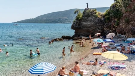 Zbog jednog detalja na njenom telu mreže su eksplodirale: Fotografija sa plaže u Crnoj Gori izazvala je lavinu komentara