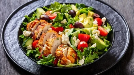 Svi će je praviti ovog leta: Restoranski ukus u jednoj salati koja ima samo 400 kalorija