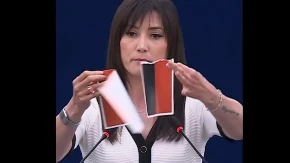 "Dole banderizam i nacizam" Poslanica pocepala zastavu ukrajinske armije (VIDEO)