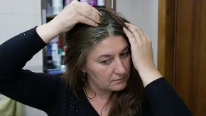 Jedno sredstvo rešava problem za tren oka, ali ima i nešto bolje: Zbog ovih trikova vam se kosa neće izmastiti danima