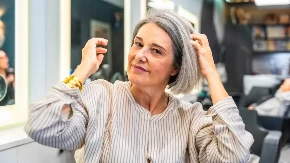 Žene masovno odustaju od farbanja: Novi trik sa sedom kosom briše izrastak i podmlađuje lice