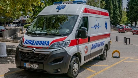 Vozilo pokosilo majku i dete: Povređeni pešaci hitno prebačeni u bolnicu
