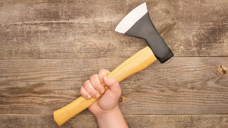 Muškarac napravio haos u kladionici: Sekirom razbio 12 televizora, kada je došla policija usledila prava drama!