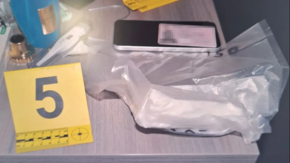 Policija razbila lanac prodaje droge u Nišu! Pronađen kokain i vagica za merenje
